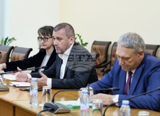 Министър Пеев обсъди с таксиметровия бранш и автошколите проблемите в сектора и призова за общи предложения и конкретни срокове за изпълнение