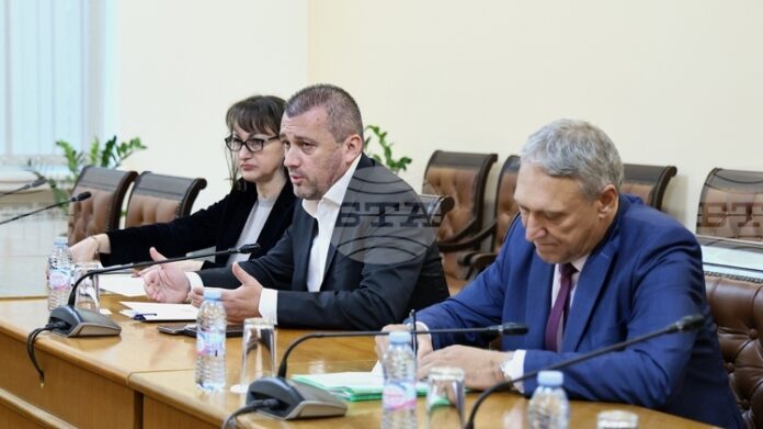 Министър Пеев обсъди с таксиметровия бранш и автошколите проблемите в сектора и призова за общи предложения и конкретни срокове за изпълнение