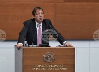 МРРБ и „Прогресивна България“ залагат на най-бързото, а не на най-евтиното решение за възстановяването на пътя, който бе засегнат от свлачището край Пампорово, заяви регионалният министър