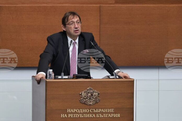 МРРБ и „Прогресивна България“ залагат на най-бързото, а не на най-евтиното решение за възстановяването на пътя, който бе засегнат от свлачището край Пампорово, заяви регионалният министър