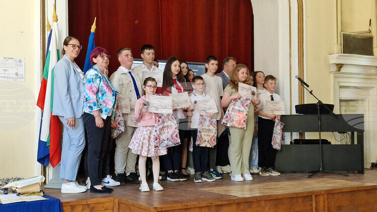 Наградиха участниците в Националния конкурс „Мадарският конник - символ на историческото минало и европейското бъдеще на България"