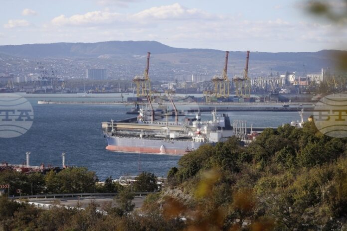 ОБНОВЕНА Падащи отломки от дронове предизвикаха пожар в петролен терминал в руското пристанище Новоросийск