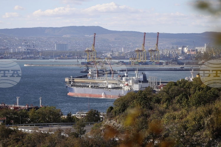 ОБНОВЕНА Падащи отломки от дронове предизвикаха пожар в петролен терминал в руското пристанище Новоросийск