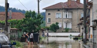 ОБЗОР
                                                                                                Продължава разчистването в пострадалите от наводненията райони, Янтра отново излезе от коритото си, Стара река нанесе щети на пречиствателна станция в Карлово
