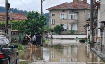 ОБЗОР
Продължава разчистването в пострадалите от наводненията райони, Янтра отново излезе от коритото си, Стара река нанесе щети на пречиствателна станция в Карлово ОБЗОР
Продължава разчистването в пострадалите от наводненията райони, Янтра отново излезе от коритото си, Стара река нанесе щети на пречиствателна станция в Карлово