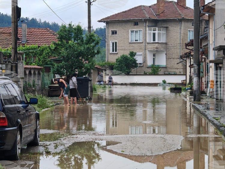 ОБЗОР
                                                                                                Продължава разчистването в пострадалите от наводненията райони, Янтра отново излезе от коритото си, Стара река нанесе щети на пречиствателна станция в Карлово