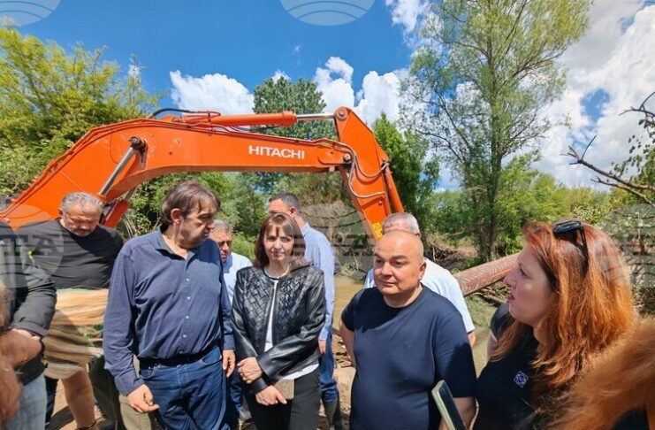 Около 3000 декара земеделски площи са пострадали от наводненията край Севлиево, каза министър Пламен Абровски
