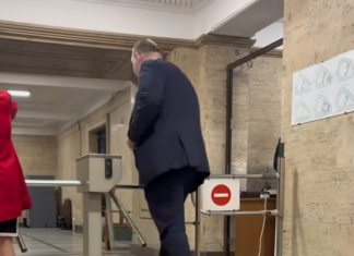 Делян Пеевски вече влиза откъм "Дондуков"