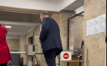 Делян Пеевски вече влиза откъм "Дондуков"