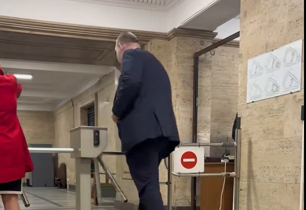 Делян Пеевски вече влиза откъм "Дондуков"
