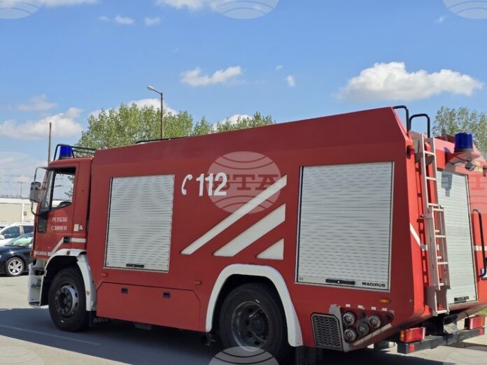 Пожарът в база за вторични суровини в Сливен е локализиран Пожарът в база за вторични суровини в Сливен е локализиран