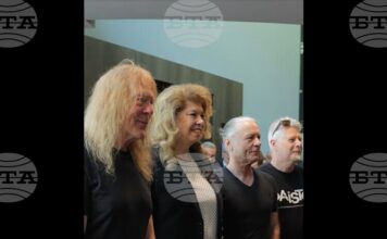 Президентът Илияна Йотова се срещна с музикантите от Iron Maiden и изрази впечатлението си, че са изключително земни хора Президентът Илияна Йотова се срещна с музикантите от Iron Maiden и изрази впечатлението си, че са изключително земни хора