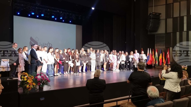 "Алеф" награди победителите в Международния литературен ученически конкурс "Който спаси един човешки живот, спасява цяла вселена"