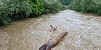 Стара река е излязла от коритото си, част от трасето на Пречиствателната станция за отпадъчни води на Карлово е отнесено от водата