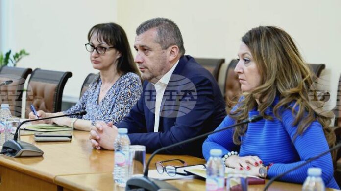Транспортният министър Георги Пеев разпореди засилен контрол върху водните атракциони през летния сезон