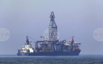 Три морски платформи възобновиха добива в газовото находище "Южен Парс"