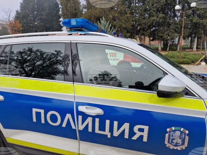 Турски ТИР се е преобърнал на Е-79 в района село Крапчене, община Монтана, и е блокирал двете ленти за движение
