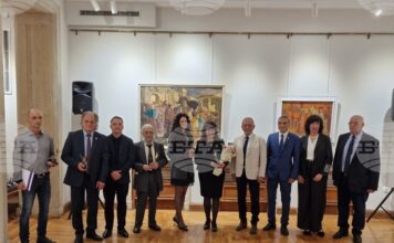 Във Велико Търново наградиха отличените с награда „Култура“ на Общината за ярки постижения в областта на изкуствата и културата Във Велико Търново наградиха отличените с награда „Култура“ на Общината за ярки постижения в областта на изкуствата и културата