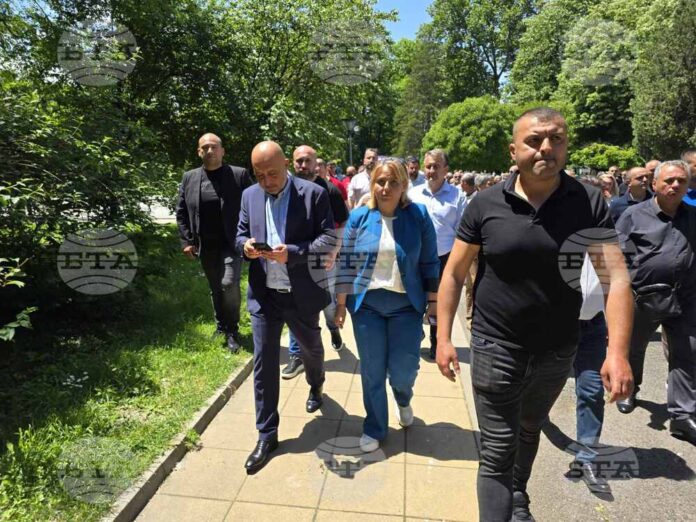 Кметът на Кърджали Ерол Мюмюн излезе от Областната дирекция на МВР
