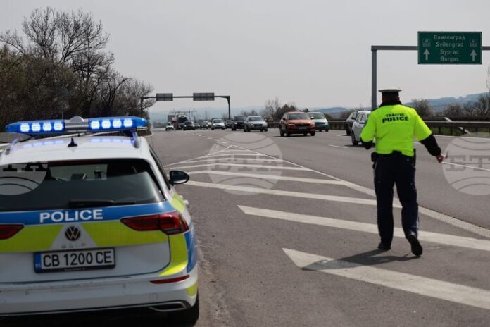 Временно движението по магистрала "Хемус“ при 9-и км в посока Варна се осъществява в изпреварващата лента