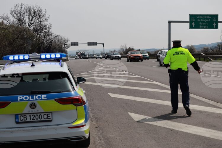 Временно движението по магистрала "Хемус“ при 9-и км в посока Варна се осъществява в изпреварващата лента