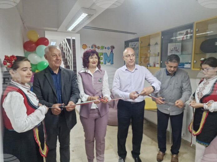 За младите изследователи от Първо ОУ „Христо Ботев“ в Търговище е открит новоизграден STEM център