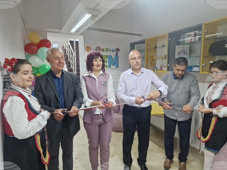 За младите изследователи от Първо ОУ „Христо Ботев“ в Търговище е открит новоизграден STEM център