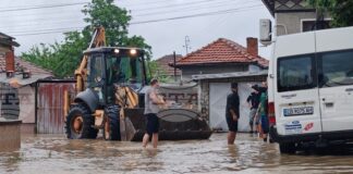Затворници помагат в почистването на Габрово след обилните дъждове и преливането на река Янтра