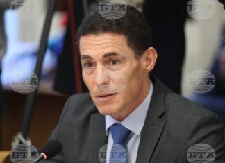 На снимката: председателят на Бюджетната комисия Константин Проданов