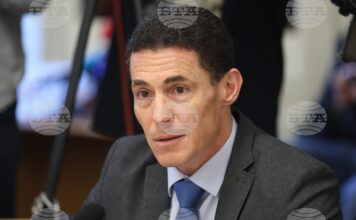 На снимката: председателят на Бюджетната комисия Константин Проданов