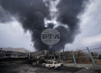 САЩ и Иран в нова опасна ескалация: Ормузкият проток затворен, Тръмп заплашва с още удари Стълб дим се издига над петролен склад в Техеран след американско-израелски въздушен удар, 8 март 2026 г.