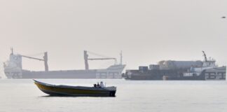 Американската блокада на иранските пристанища остава в сила до сключване на споразумението с Техеран, заявиха силите на САЩ