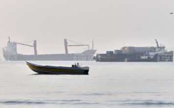Американската блокада на иранските пристанища остава в сила до сключване на споразумението с Техеран, заявиха силите на САЩ