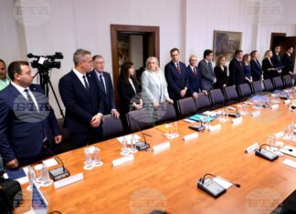 Разпределението на местата в ЦИК предизвика остри спорове между партиите Парламентарните партии и коалиции представиха номинациите си за членове на Централната избирателна комисия (ЦИК) пред държавния глава Илияна Йотова