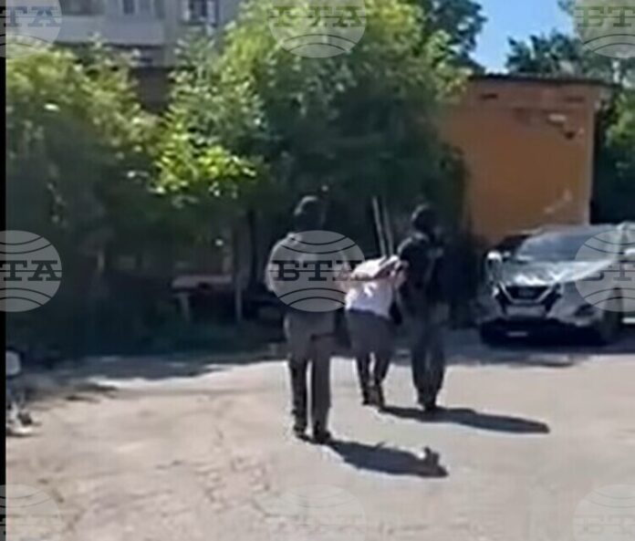 Десетки са арестувани при спецакция в столичния квартал "Ботунец", разбита е група за рекет, изнудване и проституция