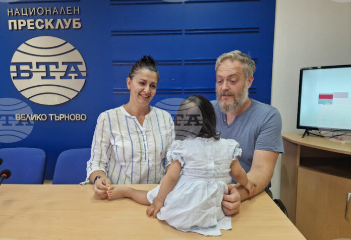 Детската усмивка и прегръдка зареждат живота ни с енергия и Детската усмивка и прегръдка зареждат живота ни с енергия и щастие, казаха приемните родители Ася и Георги Панайотови