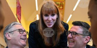 Киър Стармър, бившата заместник министър-председателка Анджела Рейнър и бившият кмет на Манчестър Анди Бърнъм, 13 април 2026.