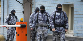 Една жена беше убита и най-малко петима бяха ранени при атака с нож в търговски център в руския град Краснодар