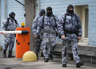 Една жена беше убита и най-малко петима бяха ранени при атака с нож в търговски център в руския град Краснодар