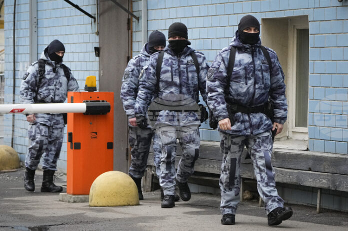Една жена беше убита и най-малко петима бяха ранени при атака с нож в търговски център в руския град Краснодар