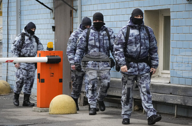 Една жена беше убита и най-малко петима бяха ранени при атака с нож в търговски център в руския град Краснодар