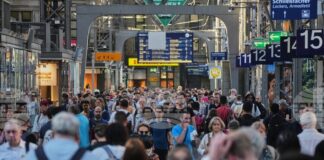Германският жп оператор „Дойче Бан“ не планира да спре работа, но призова да не се пътува в екстремните жеги този уикенд