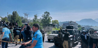 Градовете в пакистанската част на Кашмир опустяха след сблъсъци между протестиращи и полицията