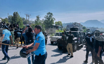 Градовете в пакистанската част на Кашмир опустяха след сблъсъци между протестиращи и полицията Градовете в пакистанската част на Кашмир опустяха след сблъсъци между протестиращи и полицията