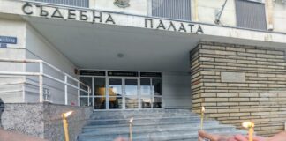 Граждани почетоха жертвите на пътя с бдение пред Съдебната палата в Габрово, настояват за по-строги мерки за безопасност