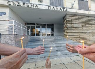 Граждани почетоха жертвите на пътя с бдение пред Съдебната палата в Габрово, настояват за по-строги мерки за безопасност
