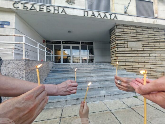 Граждани почетоха жертвите на пътя с бдение пред Съдебната палата в Габрово, настояват за по-строги мерки за безопасност
