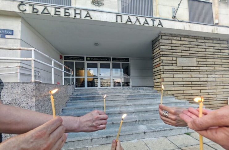Граждани почетоха жертвите на пътя с бдение пред Съдебната палата в Габрово, настояват за по-строги мерки за безопасност