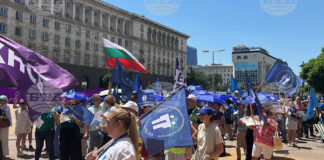 Протест на КТ „Подкрепа“ и КНСБ против държавния проектобюджет пред Министерски съвет.