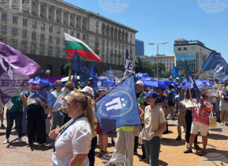 Протест на КТ „Подкрепа“ и КНСБ против държавния проектобюджет пред Министерски съвет.